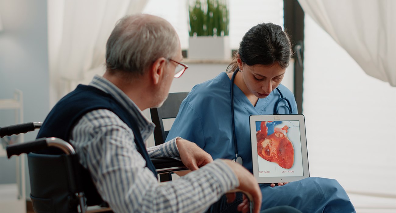 A compassionate cardiologist in Chennai discussing a personalized heart failure management plan with an elderly patient and their family.